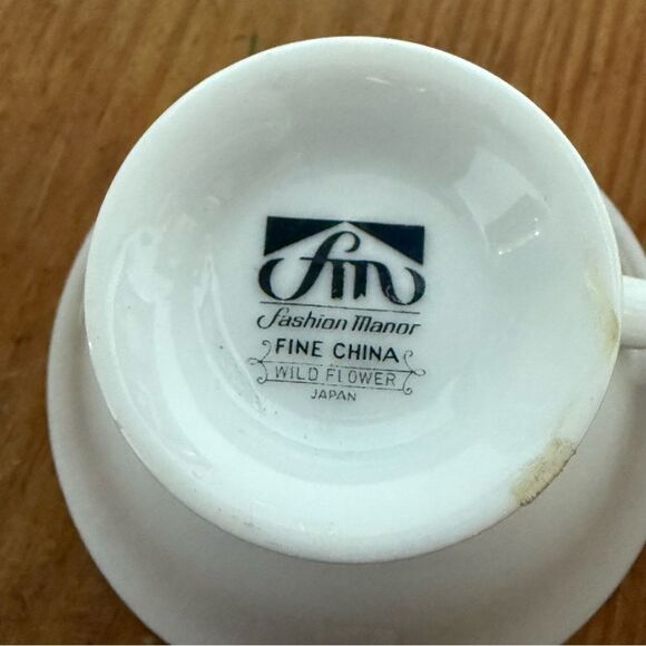 Elegant Floral Teacup and Saucer Set - Picture 4 of 5